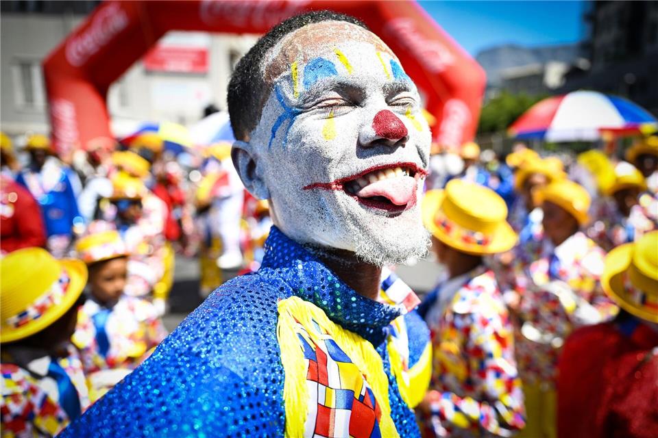 Ein Darsteller nimmt an der jährlichen Parade des Kapstädter Minstrel-Karnevals in Kapstadt teil.Xabiso Mkhabela/XinHua/dpa