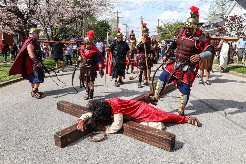 Ein Darsteller stellt Jesus dar, als er zum ersten Mal fällt.Greg Eans/The Messenger-Inquirer/AP/dpa