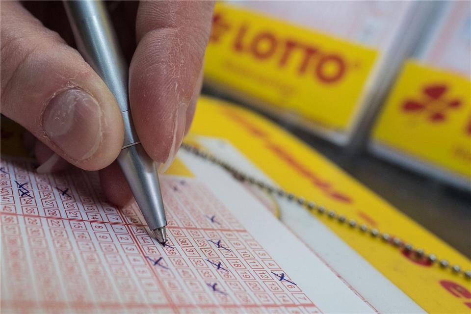 Ein Dauerspieler aus dem Landkreis Ostprignitz-Ruppin tippte am vergangenen Mittwoch sechs Richtige im Lotto. (Symbolbild)Peter Steffen/dpa