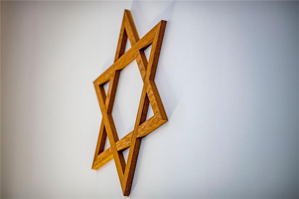 Ein Davidstern ist ein Symbol des Judentums. Das Land Hessen pflegt enge Beziehungen zu jüdischen Gemeinden. (Symbolbild)David Inderlied/dpa