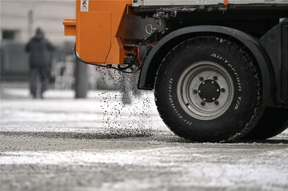 Ein Defekt an einem Streuwagen sorgt für rutschige Fahrbahnen in mehreren Orten. (Symbolbild)Markus Lenhardt/dpa