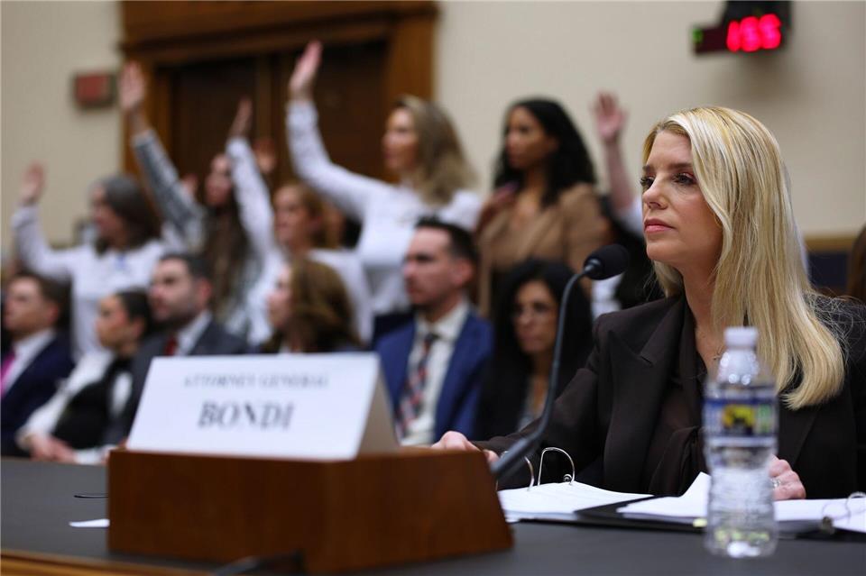 Ein Demokrat wirft US-Justizministerin Pam Bondi im Umgang mit den Epstein-Akten „Vertuschung“ vor. Tom Brenner/AP/dpa