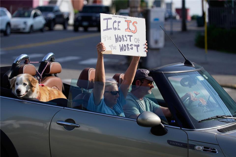 Ein Demonstrant hält ein Schild hoch.Robert F. Bukaty/AP/dpa