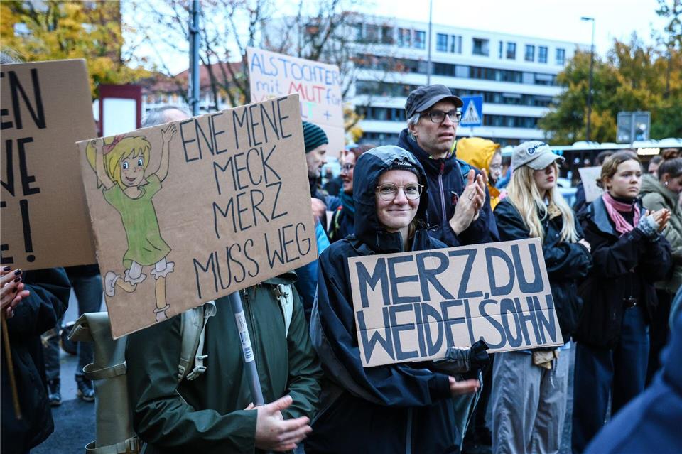 Ein Demonstrant hält ein Schild mit der Aufschrift „Merz, du Weidelsohn“ hoch während einer Protestaktion nach den Aussagen von Bundeskanzler Merz zu Stadtbild und Migration.Alex Talash/dpa