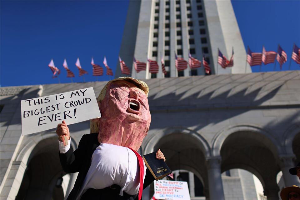 Ein Demonstrant im Donald-Trump-Kostüm nimmt an einer „No Kings“-Demonstration teil.Ethan Swope/AP/dpa