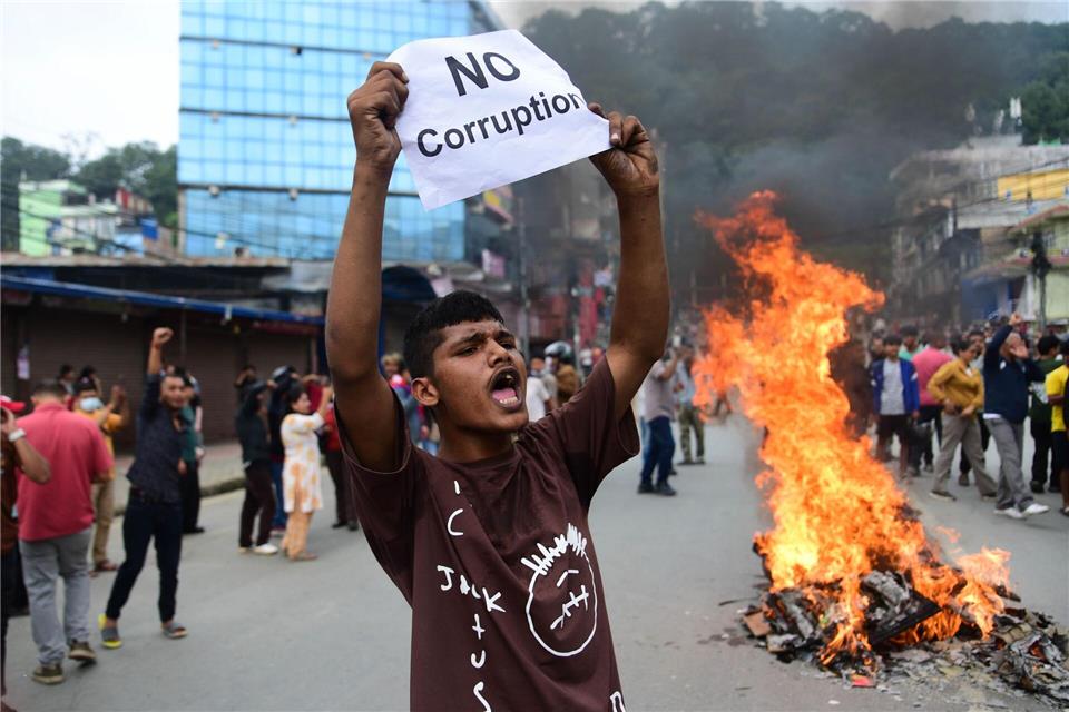 Ein Demonstrant in Nepal hält ein Blatt mit der Forderung nach einem Ende der Korruption hoch. Safal Prakash Shrestha/ZUMA Press Wire/dpa