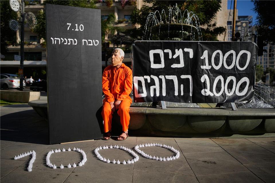 Ein Demonstrant mit einer Maske, die den israelischen Ministerpräsidenten Benjamin Netanjahu darstellt, während einer Protestkundgebung 1000 Tage nach dem beispiellosen Hamas-Überfall auf Israel am 7. Oktober 2023. Ohad Zwigenberg/AP/dpa
