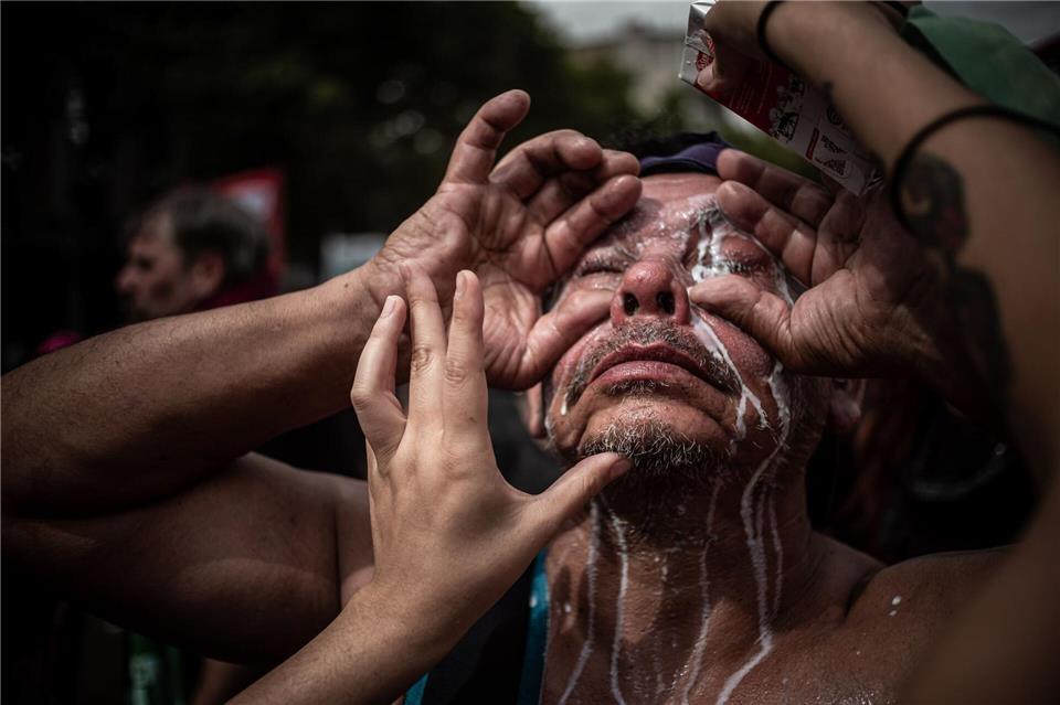 Ein Demonstrant wird gegen Tränengas behandelt.Daniella Fernandez Realin/ZUMA Press Wire/dpa