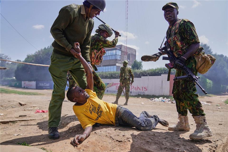 Ein Demonstrant wird in Kenia bei Protesten gegen ein von den USA geplantes Ebola-Quarantänezentrum auf dem Luftwaffenstützpunkt Laikipia festgenommen.Brian Inganga/AP/dpa
