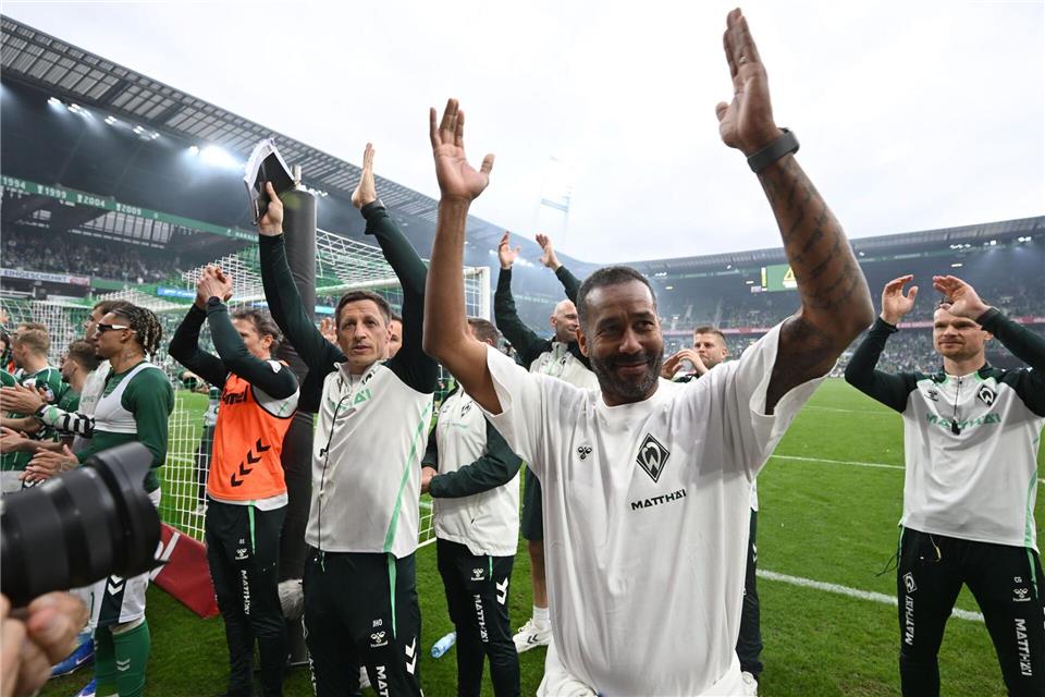 Ein Derby-Sieg, aber noch nichts gewonnen: Werder Bremens Trainer Daniel Thioune (r.) (Archivbild)Carmen Jaspersen/dpa