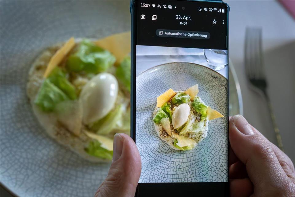 Ein Dessert-Schnappschuss für Instagram? Nicht alle Sterne-Restaurants sind begeistert, wenn Gäste das Handy zücken.Soeren Stache/dpa