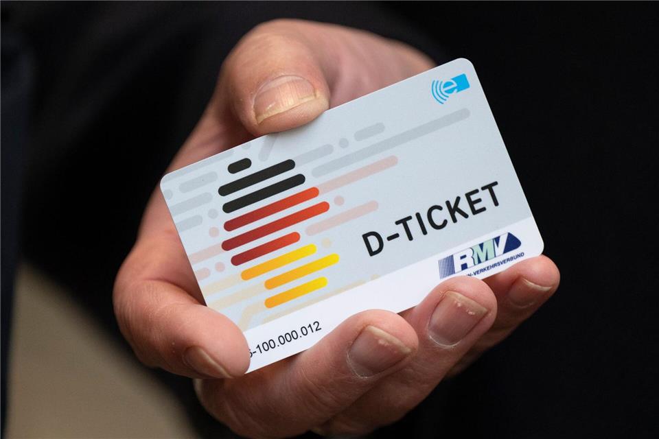 Ein Deutschlandticket für ein Jahr erhält in Frankfurt, wer sein Auto abgibt. (Symbolbild)Boris Roessler/dpa