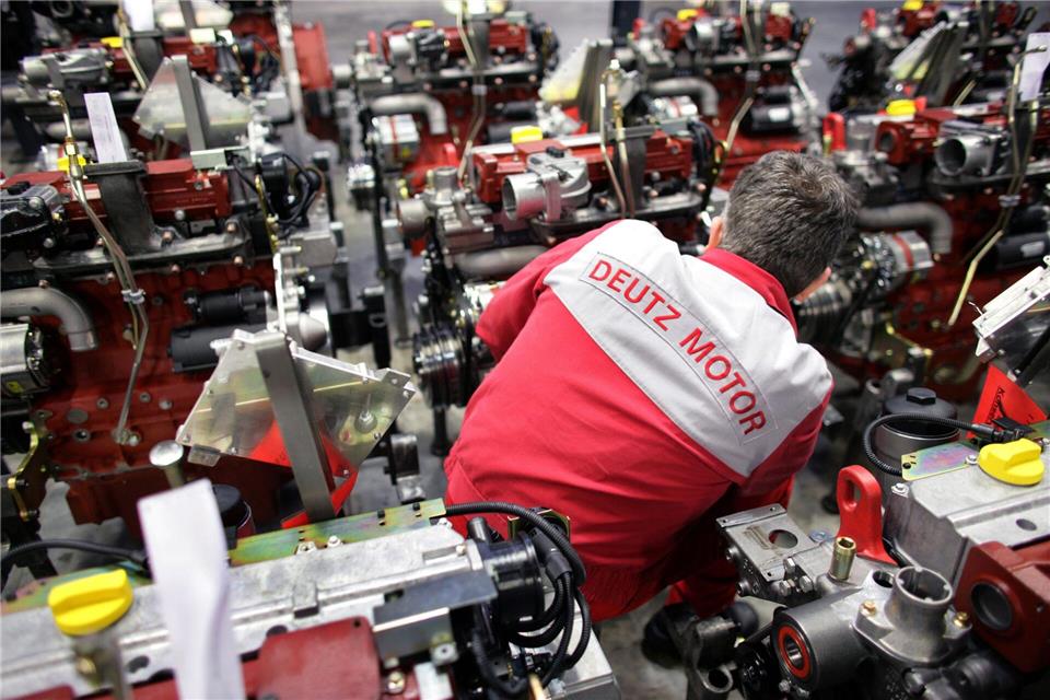 Ein Deutz-Mitarbeiter in der Kölner Motorenproduktion. (Archivbild)Rolf Vennenbernd/dpa