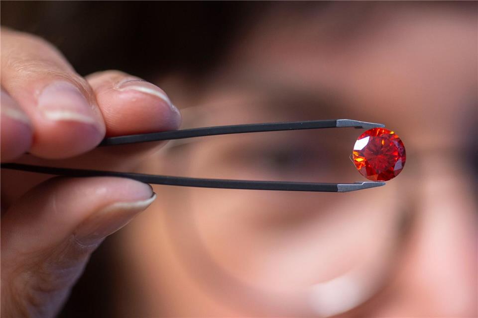 Ein Diamant aus Asche kostet mehrere tausend Euro. (Archivbild)Harald Tittel/dpa