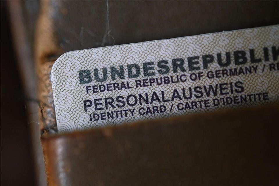 Ein Dokument führt die Ermittler zu einem jungen Mann. (Symbolbild)Marijan Murat/dpa