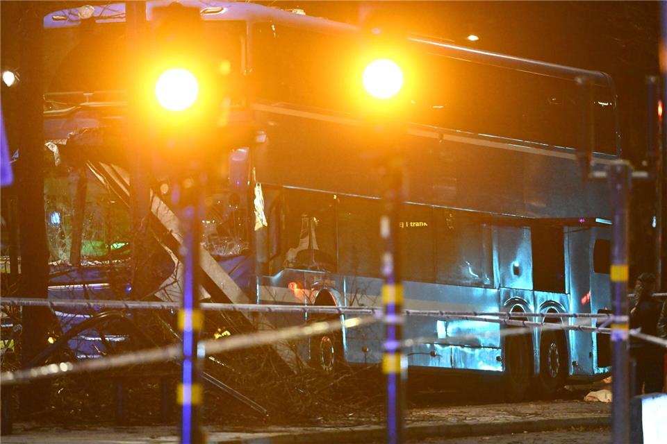 Ein Doppeldeckerbus soll in eine Haltestelle gekracht sein.Henrik Montgomery/TT News Agency via AP/dpa