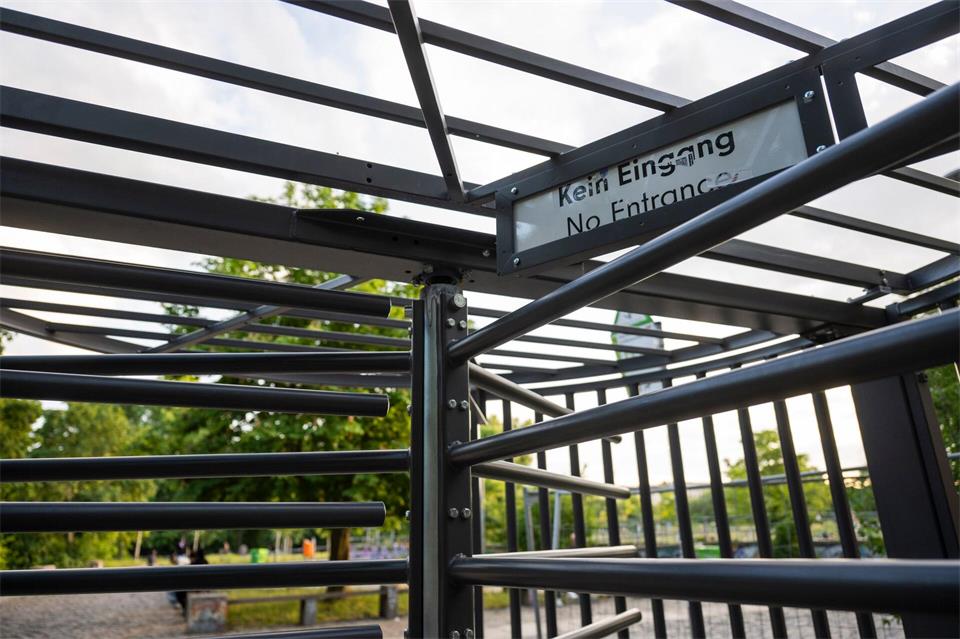 Ein Drehkreuz steht an einem Eingang des Görlitzer Parks. (Archivbild) Christophe Gateau/dpa