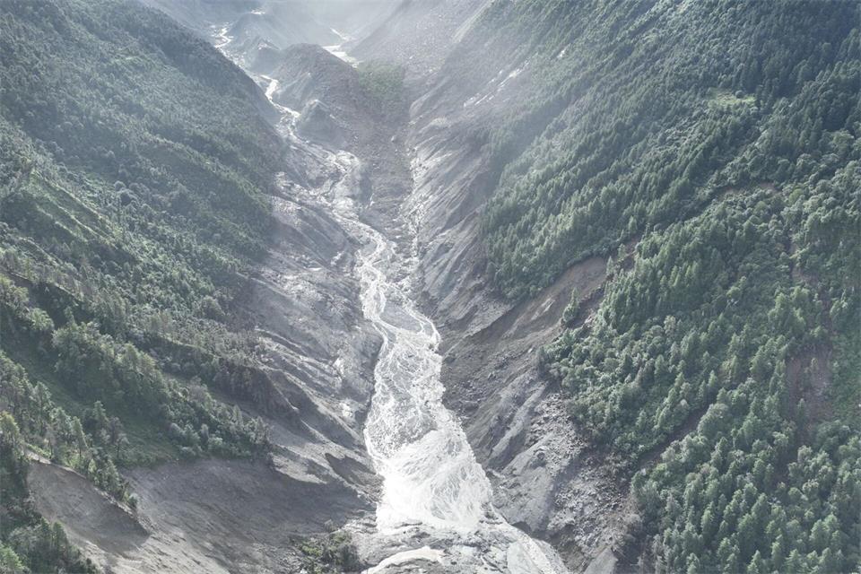 Ein Drohnenfoto zeigt ein von der Sturzflut betroffenes Gebiet.Jigme Dorje/XinHua/dpa