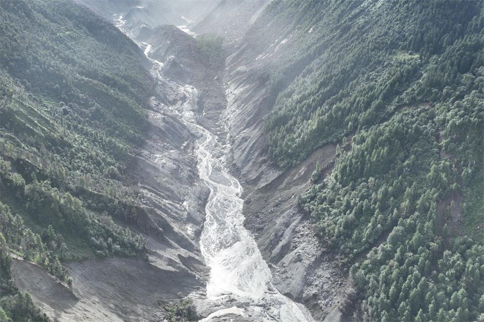 Ein Drohnenfoto zeigt ein von der Sturzflut betroffenes Gebiet.Jigme Dorje/XinHua/dpa