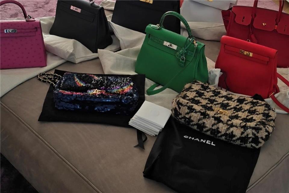 Ein Düsseldorfer Immobilienentwickler soll in großem Stil betrogen und veruntreut haben. Der 61-Jährige wurde am Donnerstagmorgen auf Ibiza festgenommen. Bei Durchsuchungen wurden auch mehrere Luxushandtaschen sichergestellt.LKA Nordrhein-Westfalen/Landeskriminalamt Nordrhein-Westfalen/dpa