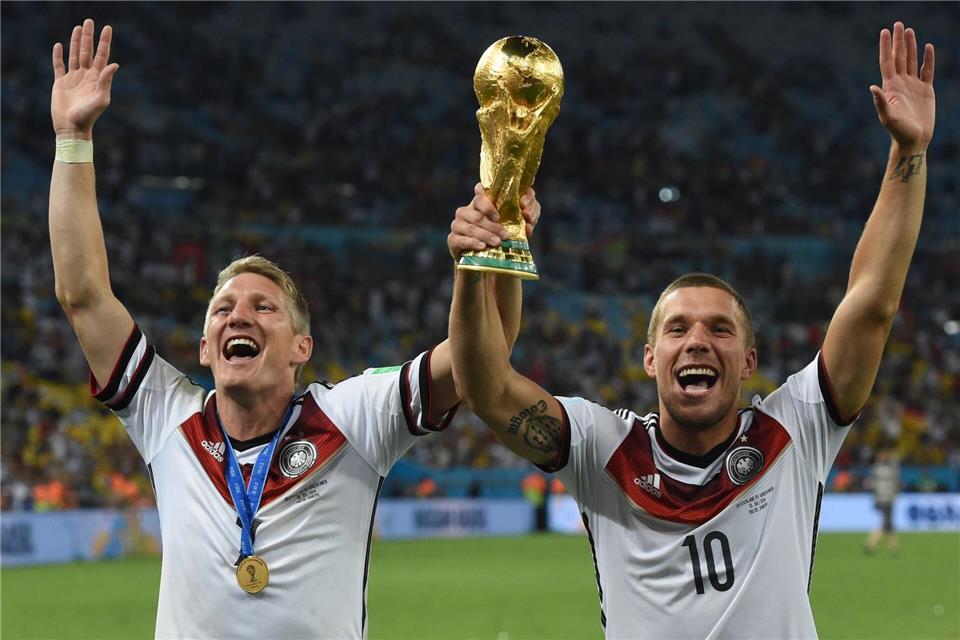 Ein Duo, das für Furore sorgte: Bastian Schweinsteiger (l) und Lukas Podolski. (Archivbild)Andreas Gebert/dpa