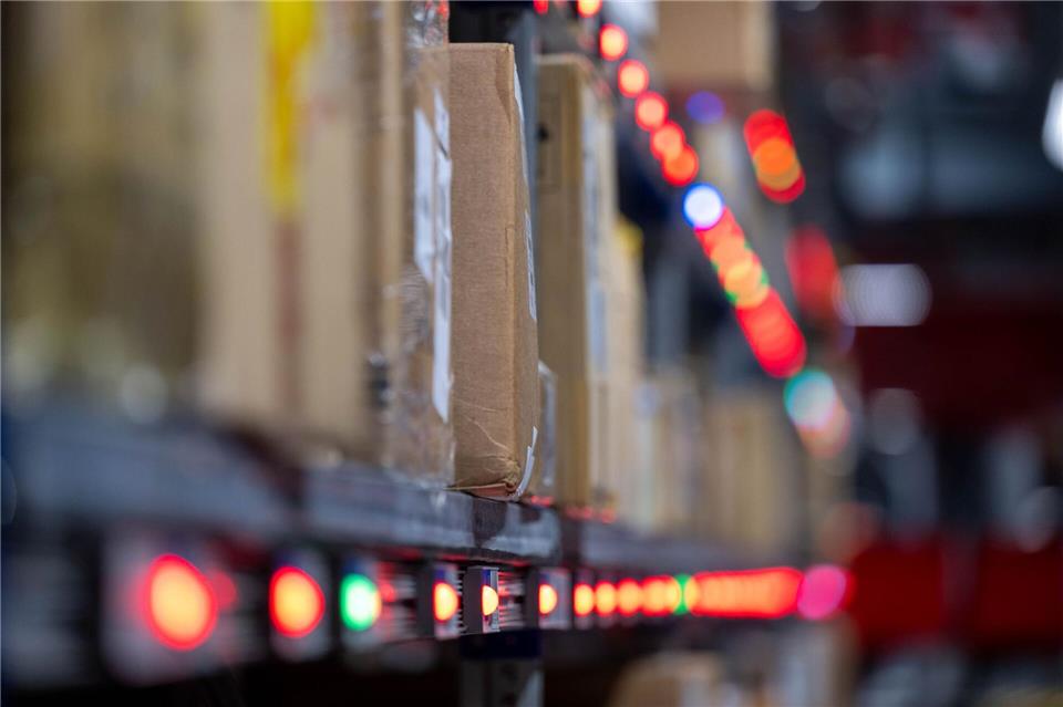 Ein Duo steht wegen vorgetäuschter Paketrücksendungen unter Betrugsverdacht. (Symbolbild)Hendrik Schmidt/dpa