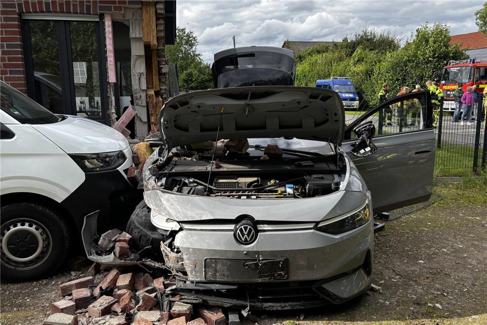 Ein E-Auto ist am Göringshook in die Hauswand gekracht und hat die Ecke „abrasiert“.