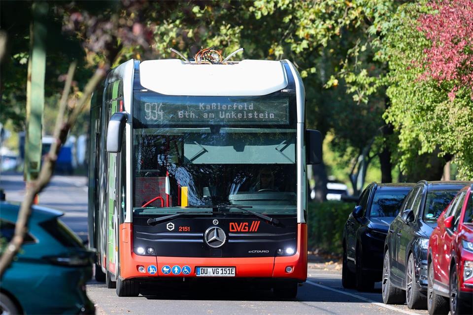 Ein E-Bus fährt in Duisburg. Christoph Reichwein/dpa