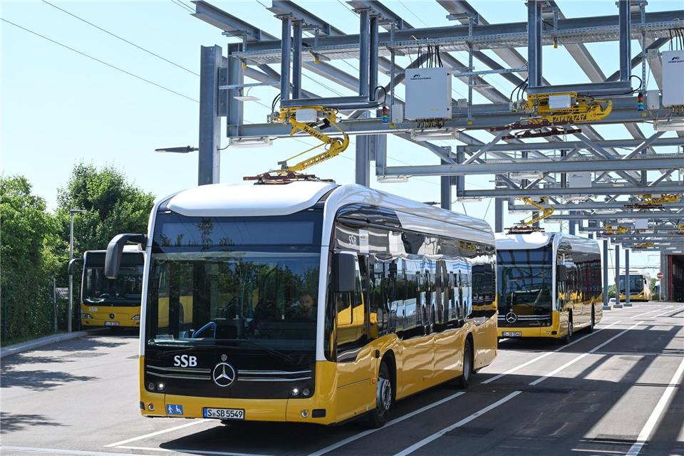 Ein E-Bus wird in Stuttgart an einer Stromtankstelle aufgeladen. (Archivbild)Bernd Weißbrod/dpa