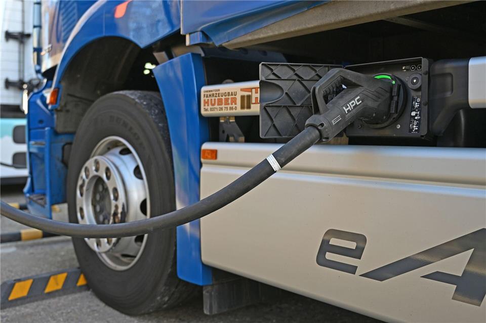 Ein E-Lkw wird auf dem Gelände einer Spedition in Zwickau geladen. Entlang der Autobahnen fehlt es nach Branchenangaben an einem gut ausgebauten Netz an Ladestationen für Lkw.David Hammersen/dpa