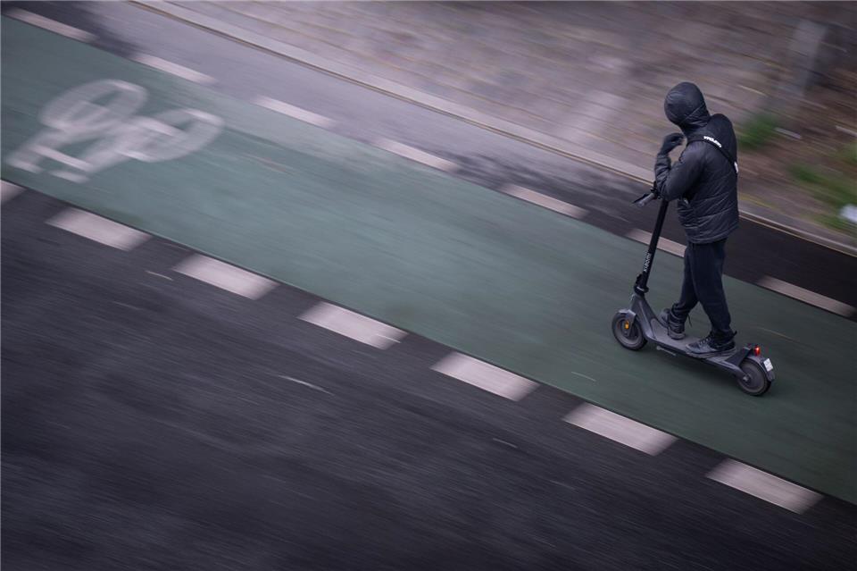 Ein E-Scooter-Fahrer hat sich bei einem Sturz lebensgefährlich verletzt. (Symbolbild) Hannes P Albert/dpa