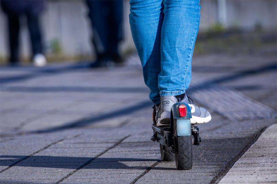 Ein E-Scooter-Fahrer lieferte sich eine Verfolgungsfahrt mit der Polizei. (Symbolbild)Jens Büttner/dpa