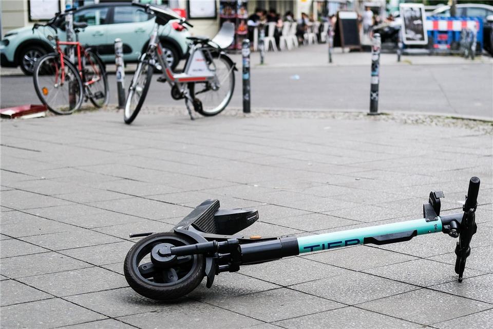 Ein E-Scooter darf immer nur von einer Person benutzt werden. (Symbolbild)Jens Kalaene/dpa-Zentralbild/dpa