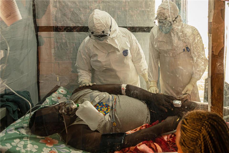 Ein Ebola-Patient wird in einem Gesundheitszentrum der Provinz Ituri behandelt. (Archivbild)Moses Sawasawa/AP/dpa