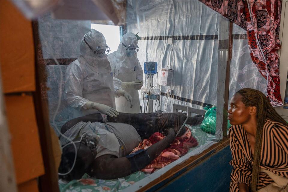 Ein Ebola-Patient wird in einem kongolesischen Behandlungszentrum versorgt. (Archivbild)Moses Sawasawa/AP/dpa