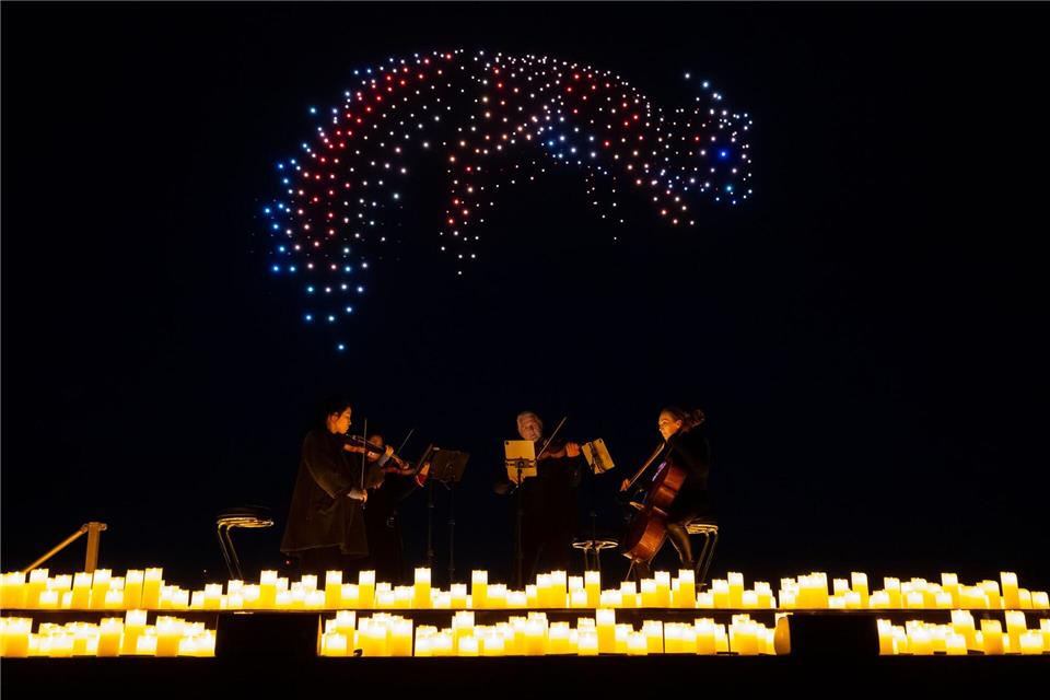 Ein Eichhörnchen, gebildet aus mit LED-ausgestatteten Drohnen. Sven Hoppe/dpa