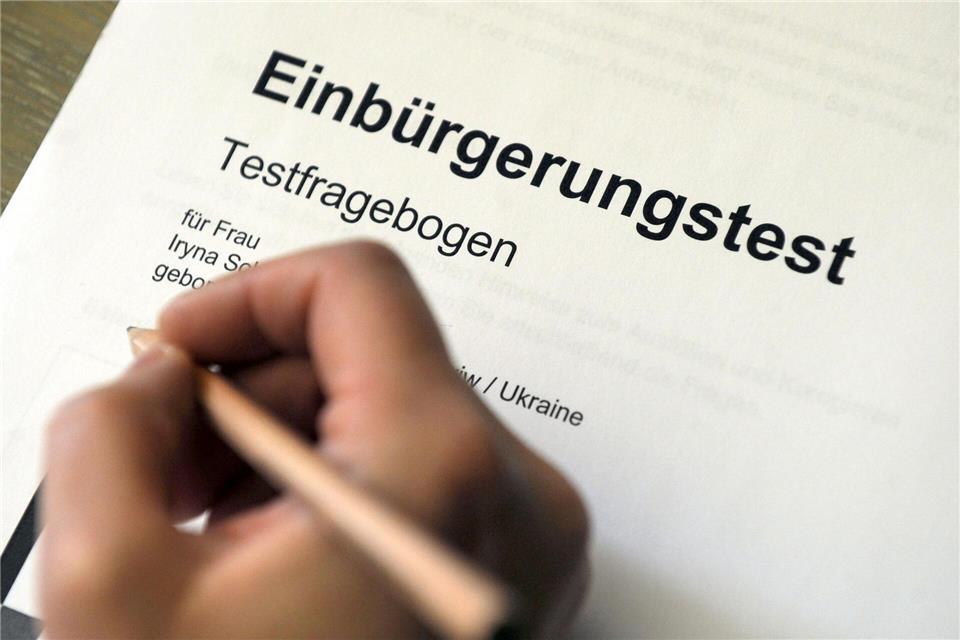 Ein Einbürgerungstest gehört wie ein Sprachzertifikat dazu, wenn man deutscher Staatsbürger werden möchte. (Symbolbild) Uli Deck/dpa