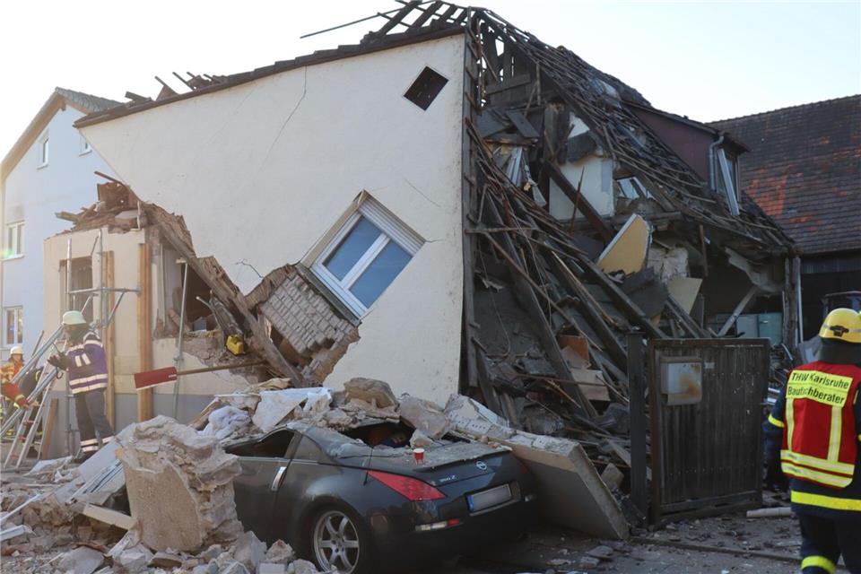 Polizei: Hauseinsturz ging Explosion voraus Ein Einfamilienhaus in Stutensee bei Karlsruhe ist nach einer Explosion eingestürzt.René Priebe/dpa