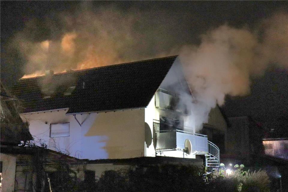 Ein Einfamilienhaus ist in Brand geraten.René Priebe/René Priebe /dpa