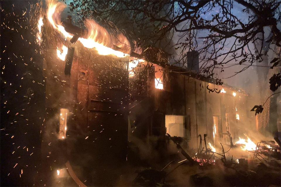 Ein Einfamilienhaus ist nach einem Vollbrand unbewohnbar. -/Feuerwehr Dortmund/dpa