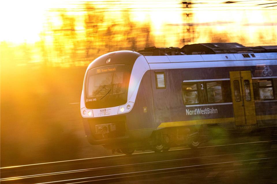 Ein Einkaufswagen hat sich unter der Nordwestbahn verkeilt. (Archivbild)Sina Schuldt/dpa