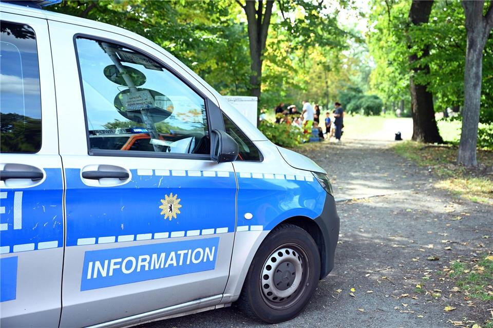 Ein Einsatzfahrzeug der Polizei steht an der Unfallstelle.Annette Riedl/dpa