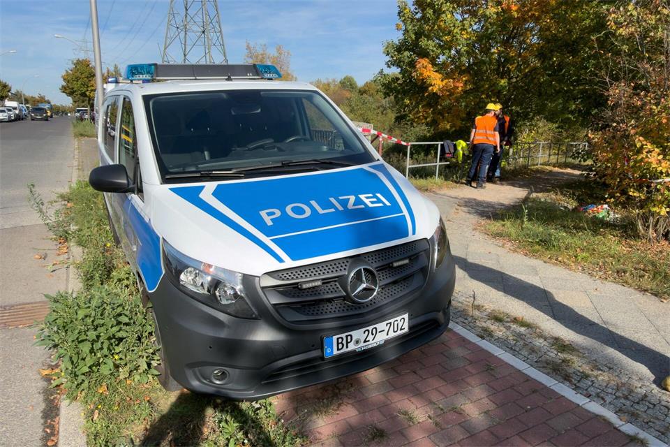 Ein Einsatzfahrzeug der Polizei steht im Berliner Stadtteil Marzahn. Nach einem Feuer unter einer Kabelbrücke gibt es ein Bekennerschreiben. (Archivbild) Marco Porzig/dpa