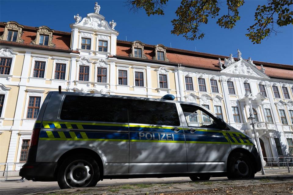Ein Einsatzfahrzeug der Polizei steht vor dem Gebäude des Landtags von Sachsen-Anhalt.Katharina Kausche/dpa