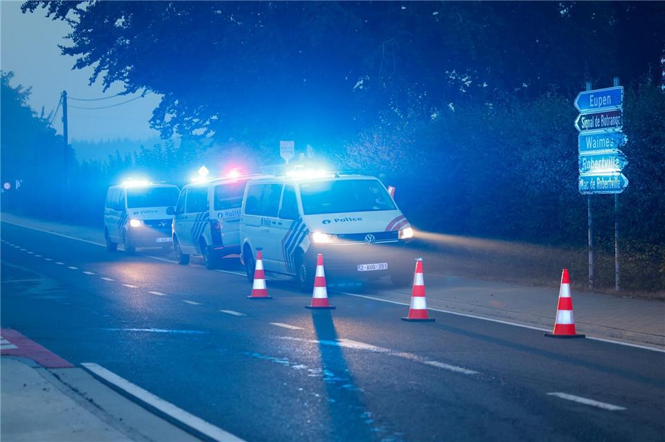 Ein Einsatzfahrzeug der belgischen Polizei kontrolliert den Verkehr in der evakuierten  Stadt Sourbrodt.Thomas Banneyer/dpa