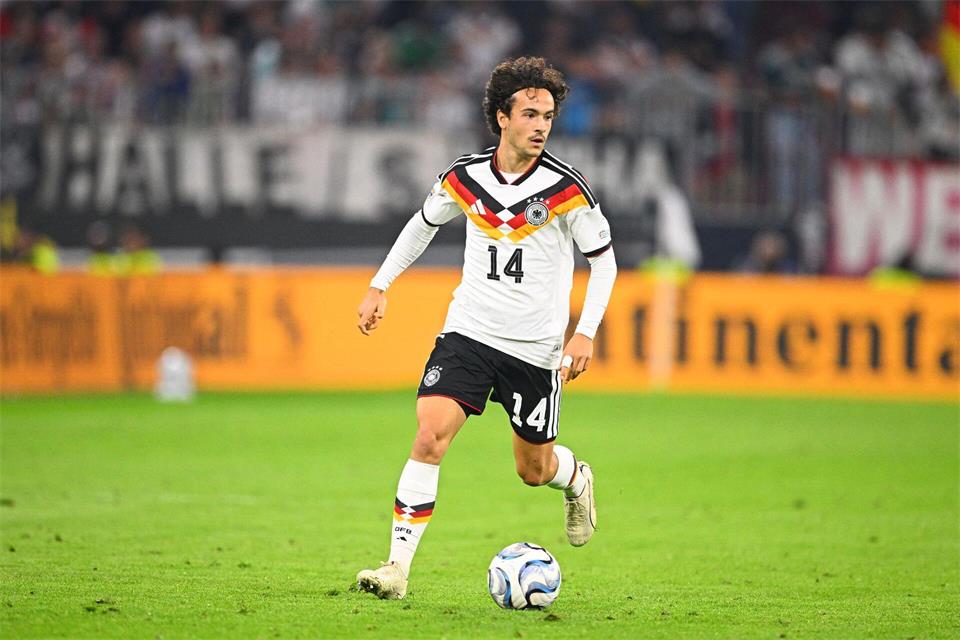 Ein Eintrag ins DFB-Geschichtsbuch: Mika Baur ist der 1000. Nationalspieler.Tom Weller/dpa