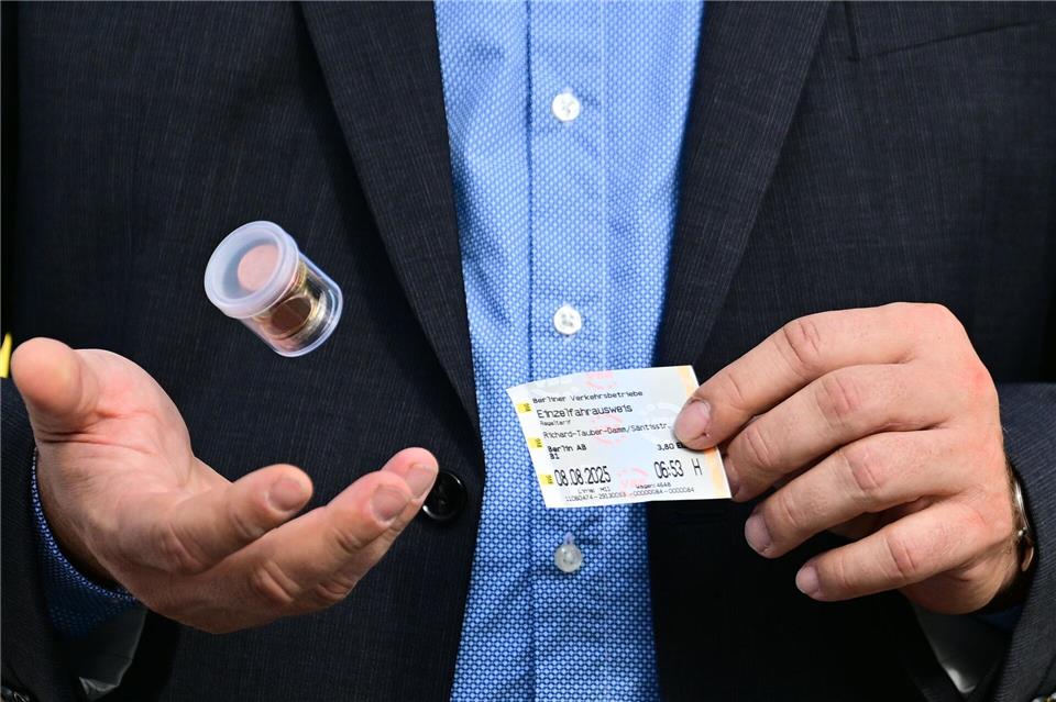 Ein Einzelticket kostet dann erstmals mehr als 4 Euro. (Archivbild)Sebastian Christoph Gollnow/dpa