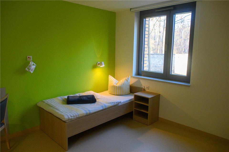 Ein Einzelzimmer im offenen Maßregelvollzug Bernburg.Klaus-Dietmar Gabbert/dpa