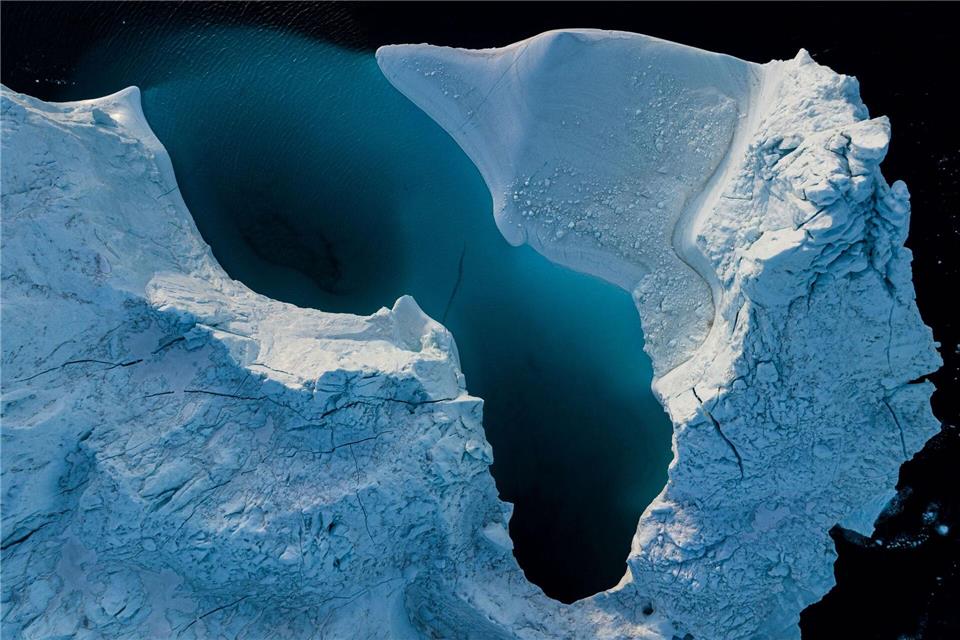 Ein Eisberg schwimmt in der Diskobucht in der Nähe von Ilulissat in Grönland.Evgeniy Maloletka/AP/dpa