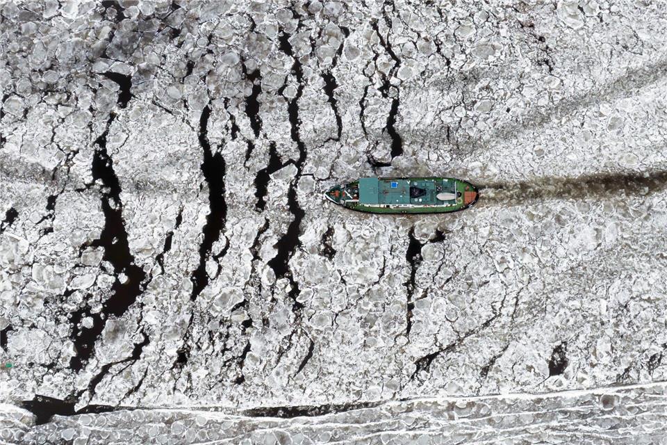Ein Eisbrecher bahnt sich seinen Weg über die Elbe bei Hohnstorf.Philipp Schulze/dpa